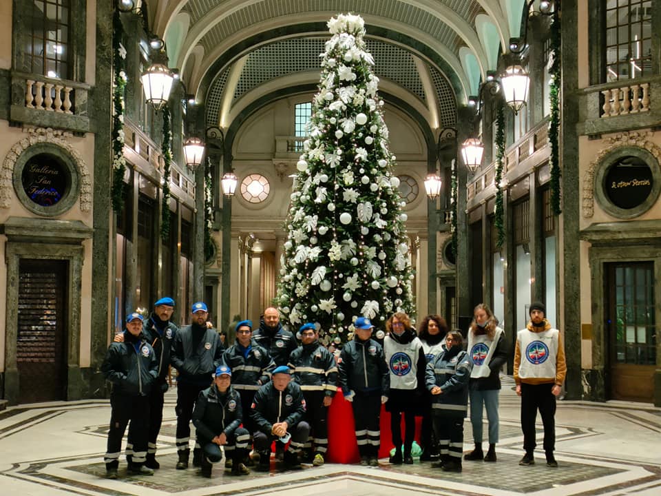 Immagine sotto albero di Natale servizio Emergenza di strada del 5 dicembre